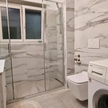 Апартаменти Lakeview With Self Check-in & Private Parking On Request *